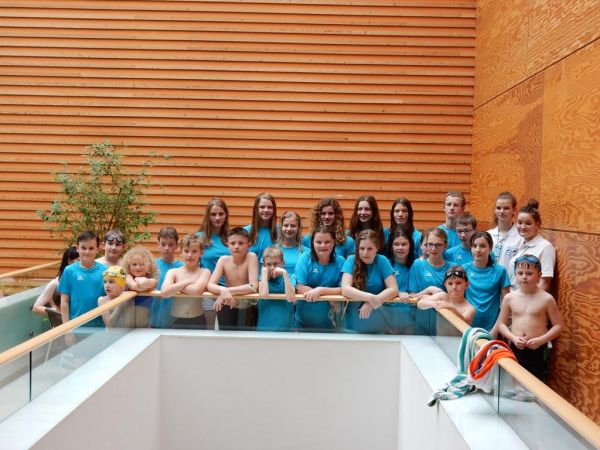 Foto von Schwimmern und Schwimmerinnen auf Titelsammlung in Neustadt